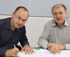 O secretário do Desenvolvimento Urbano (SEDU), João Carlos Ortega, autorizou nesta quarta-feira (20) duas homologações e duas licitações para obras nos municípios de Rio Azul, Engenheiro Beltrão, Ivatuba e de Jandaia do Sul. O valor total autorizado chega a R$ 2,86 milhões com recursos do Sistema de Financiamento aos Municípios (SFM), sendo que só das licitações são R$ 351,82 mil. -  Curitiba, 20/01/2019  -  Foto: Divulgação SEDU