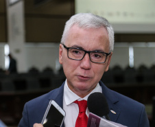 O governador Carlos Massa Ratinho Junior participa da solenidade que formaliza a Força-Tarefa Infância Segura de Prevenção e Combate a Crimes Contra a Criança, nesta quinta-feira (21) no Palácio da Justiça. Na foto, o presidente da Ordem dos Advogados do Brasi (OAB), Cássio Lisandro Telles.  -  Curitiba, 21/02/2019 - Foto: Geraldo Bubniak/ANPr