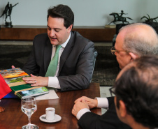 O governador Carlos Massa Ratinho Junior recebe o  Embaixador da República da Tunísia no Brasil  Mohamed Hedi Soltani e o primeiro Secretário Amine Sayeb, nesta quinta-feira (21) no Palácio Iguaçu.    Curitiba, 21/02/2019 -  Foto: Geraldo Bubniak/ANPr