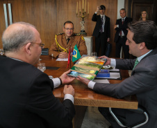 O governador Carlos Massa Ratinho Junior recebe o  Embaixador da República da Tunísia no Brasil  Mohamed Hedi Soltani e o primeiro Secretário Amine Sayeb, nesta quinta-feira (21) no Palácio Iguaçu.    Curitiba, 21/02/2019 -  Foto: Geraldo Bubniak/ANPr