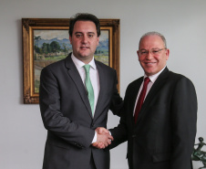 O governador Carlos Massa Ratinho Junior recebe o  Embaixador da República da Tunísia no Brasil  Mohamed Hedi Soltani e o primeiro Secretário Amine Sayeb, nesta quinta-feira (21) no Palácio Iguaçu.    Curitiba, 21/02/2019 -  Foto: Geraldo Bubniak/ANPr