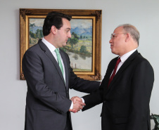O governador Carlos Massa Ratinho Junior recebe o  Embaixador da República da Tunísia no Brasil  Mohamed Hedi Soltani e o primeiro Secretário Amine Sayeb, nesta quinta-feira (21) no Palácio Iguaçu.    Curitiba, 21/02/2019 -  Foto: Geraldo Bubniak/ANPr