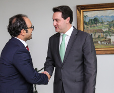 O governador Carlos Massa Ratinho Junior recebe o  Embaixador da República da Tunísia no Brasil  Mohamed Hedi Soltani e o primeiro Secretário Amine Sayeb, nesta quinta-feira (21) no Palácio Iguaçu.    Curitiba, 21/02/2019 -  Foto: Geraldo Bubniak/ANPr