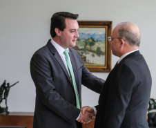O governador Carlos Massa Ratinho Junior recebe o  Embaixador da República da Tunísia no Brasil  Mohamed Hedi Soltani e o primeiro Secretário Amine Sayeb, nesta quinta-feira (21) no Palácio Iguaçu.    Curitiba, 21/02/2019 -  Foto: Geraldo Bubniak/ANPr