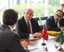 O governador Carlos Massa Ratinho Junior recebe o  Embaixador da República da Tunísia no Brasil  Mohamed Hedi Soltani e o primeiro Secretário Amine Sayeb, nesta quinta-feira (21) no Palácio Iguaçu.    Curitiba, 21/02/2019 -  Foto: Geraldo Bubniak/ANPr