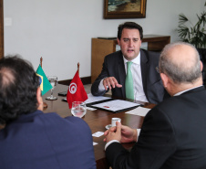 O governador Carlos Massa Ratinho Junior recebe o  Embaixador da República da Tunísia no Brasil  Mohamed Hedi Soltani e o primeiro Secretário Amine Sayeb, nesta quinta-feira (21) no Palácio Iguaçu.    Curitiba, 21/02/2019 -  Foto: Geraldo Bubniak/ANPr