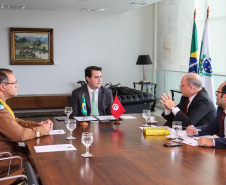 O governador Carlos Massa Ratinho Junior recebe o  Embaixador da República da Tunísia no Brasil  Mohamed Hedi Soltani e o primeiro Secretário Amine Sayeb, nesta quinta-feira (21) no Palácio Iguaçu.    Curitiba, 21/02/2019 -  Foto: Geraldo Bubniak/ANPr