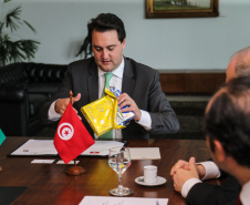 O governador Carlos Massa Ratinho Junior recebe o  Embaixador da República da Tunísia no Brasil  Mohamed Hedi Soltani e o primeiro Secretário Amine Sayeb, nesta quinta-feira (21) no Palácio Iguaçu.    Curitiba, 21/02/2019 -  Foto: Geraldo Bubniak/ANPr