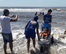 Cadeiras especiais para banho de mar para quem tem mobilidade reduzida ou deficiência  -  Foto: Sanepar