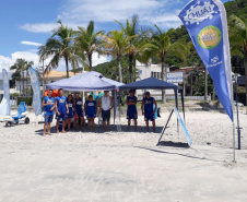 Praia Acessível: educadores da Sanepar treinados para auxiliar para uso das cadeiras  -  Foto: Sanepar