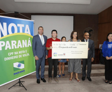 A coordenadora do Nota Paraná, Marta Gambini, entregou nesta quinta-feira (21) os três principais prêmios do 39.º sorteio de fevereiro.Curitiba, 21-02-19.Foto: Arnaldo Alves / ANPr.