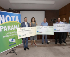 A coordenadora do Nota Paraná, Marta Gambini, entregou nesta quinta-feira (21) os três principais prêmios do 39.º sorteio de fevereiro.Curitiba, 21-02-19.Foto: Arnaldo Alves / ANPr.