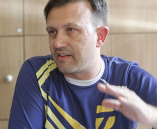 Alunos do Colégio Estadual Padre Cláudio Morelli, no Umbará, constroem robô para participar do torneio de robótica First Lego League. prof. Thadeu Miqueletto (foto).Curitiba, 18-02-19Foto: Arnaldo Alves / ANPr.
