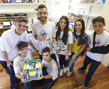 Alunos do Colégio Estadual Padre Cláudio Morelli, no Umbará, constroem robô para participar do torneio de robótica First Lego League.Curitiba, 18-02-19Foto: Arnaldo Alves / ANPr.