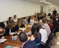 A Secretaria de Estado da Saúde em Curitiba, uma reunião para alinhamento das estratégias de controle da febre amarela. Além do Paraná, participam representantes de Santa Catarina, Rio Grande do Sul e de São Paulo, além do Ministério da Saúde e da Organização Panamericana de Saúde (Opas), com o apoio do Conselho Nacional de Secretários da Saúde. - Curitiba, 21/02/2019 - Foto: Divulgação SESA