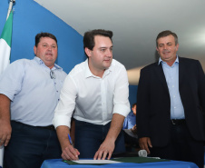  Na solenidade, o governador e o secretário de Desenvolvimento Urbano, João Carlos Ortega, assinaram a autorização para duas licitações. Para Wenceslau Braz, serão repassados R$ 294 mil para aquisição de um caminhão de coleta de lixo.  - Pinhalão 22/02/2019 - Foto: Rodrigo Félix Leal/ANPr