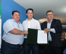  Na solenidade, o governador e o secretário de Desenvolvimento Urbano, João Carlos Ortega, assinaram a autorização para duas licitações. Para Wenceslau Braz, serão repassados R$ 294 mil para aquisição de um caminhão de coleta de lixo.  - Pinhalão 22/02/2019 - Foto: Rodrigo Félix Leal/ANPr