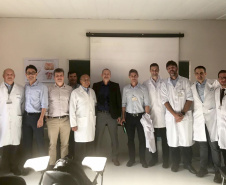 A equipe de Cirurgia do Joelho do Hospital do Trabalhador, em parceria com um cirurgião do Hospital Sacrè Coeur de Montreal (Canadá), fez o primeiro transplante de menisco da instituição e um dos raros casos já feitos no Brasil. Foto: Divulgação/SESA