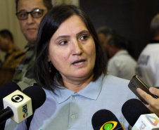 O Departamento de Estradas e Rodagem (DER) atuou na fiscalização de veículos nas rodovias estaduais. Desde o início da Operação Verão, em dezembro, até agora foram lavradas 201 notificações de trânsito e abordadas 2.612 pessoas. “O nosso objetivo é coibir os veículos clandestinos, por isso fazemos fiscalizações regularmente”, explica a gerente de fiscalização do DER, Elisabete Bozza.Foto: Soldado Amanda Morais
