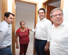 Quarenta e nove famílias de Florestópolis, município da região Norte do Paraná, concretizaram nesta sexta-feira (22) o sonho da casa própria. Elas vão morar no Residencial José Alves dos Santos, inaugurado pelo governador Carlos Massa Ratinho Junior, pelo presidente da Companhia de Habitação do Paraná (Cohapar), Jorge Lange, e o prefeito Nelson Correia Junior.  -  Florestópolis, 22/01/2019  -  Foto: José Fernando Ogura/ANPr
