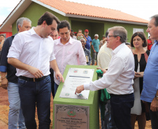 Quarenta e nove famílias de Florestópolis, município da região Norte do Paraná, concretizaram nesta sexta-feira (22) o sonho da casa própria. Elas vão morar no Residencial José Alves dos Santos, inaugurado pelo governador Carlos Massa Ratinho Junior, pelo presidente da Companhia de Habitação do Paraná (Cohapar), Jorge Lange, e o prefeito Nelson Correia Junior.  -  Florestópolis, 22/01/2019  -  Foto: José Fernando Ogura/ANPr