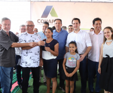 Quarenta e nove famílias de Florestópolis, município da região Norte do Paraná, concretizaram nesta sexta-feira (22) o sonho da casa própria. Elas vão morar no Residencial José Alves dos Santos, inaugurado pelo governador Carlos Massa Ratinho Junior, pelo presidente da Companhia de Habitação do Paraná (Cohapar), Jorge Lange, e o prefeito Nelson Correia Junior.  -  Florestópolis, 22/01/2019  -  Foto: José Fernando Ogura/ANPr