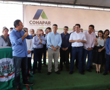 Quarenta e nove famílias de Florestópolis, município da região Norte do Paraná, concretizaram nesta sexta-feira (22) o sonho da casa própria. Elas vão morar no Residencial José Alves dos Santos, inaugurado pelo governador Carlos Massa Ratinho Junior, pelo presidente da Companhia de Habitação do Paraná (Cohapar), Jorge Lange, e o prefeito Nelson Correia Junior.  -  Florestópolis, 22/01/2019  -  Foto: José Fernando Ogura/ANPr