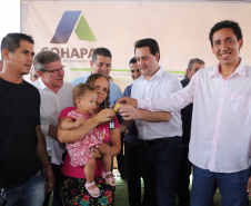 Quarenta e nove famílias de Florestópolis, município da região Norte do Paraná, concretizaram nesta sexta-feira (22) o sonho da casa própria. Elas vão morar no Residencial José Alves dos Santos, inaugurado pelo governador Carlos Massa Ratinho Junior, pelo presidente da Companhia de Habitação do Paraná (Cohapar), Jorge Lange, e o prefeito Nelson Correia Junior.  -  Florestópolis, 22/01/2019  -  Foto: José Fernando Ogura/ANPr