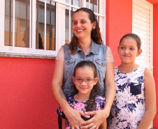 Quarenta e nove famílias de Florestópolis, município da região Norte do Paraná, concretizaram nesta sexta-feira (22) o sonho da casa própria. Elas vão morar no Residencial José Alves dos Santos, inaugurado pelo governador Carlos Massa Ratinho Junior, pelo presidente da Companhia de Habitação do Paraná (Cohapar), Jorge Lange, e o prefeito Nelson Correia Junior.  -  Florestópolis, 22/01/2019  -  Foto: José Fernando Ogura/ANPr