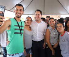 Quarenta e nove famílias de Florestópolis, município da região Norte do Paraná, concretizaram nesta sexta-feira (22) o sonho da casa própria. Elas vão morar no Residencial José Alves dos Santos, inaugurado pelo governador Carlos Massa Ratinho Junior, pelo presidente da Companhia de Habitação do Paraná (Cohapar), Jorge Lange, e o prefeito Nelson Correia Junior.  -  Florestópolis, 22/01/2019  -  Foto: José Fernando Ogura/ANPr