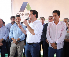 Quarenta e nove famílias de Florestópolis, município da região Norte do Paraná, concretizaram nesta sexta-feira (22) o sonho da casa própria. Elas vão morar no Residencial José Alves dos Santos, inaugurado pelo governador Carlos Massa Ratinho Junior, pelo presidente da Companhia de Habitação do Paraná (Cohapar), Jorge Lange, e o prefeito Nelson Correia Junior.  -  Florestópolis, 22/01/2019  -  Foto: José Fernando Ogura/ANPr