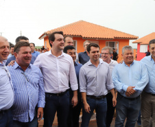 Quarenta e nove famílias de Florestópolis, município da região Norte do Paraná, concretizaram nesta sexta-feira (22) o sonho da casa própria. Elas vão morar no Residencial José Alves dos Santos, inaugurado pelo governador Carlos Massa Ratinho Junior, pelo presidente da Companhia de Habitação do Paraná (Cohapar), Jorge Lange, e o prefeito Nelson Correia Junior.  -  Florestópolis, 22/01/2019  -  Foto: José Fernando Ogura/ANPr