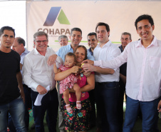Quarenta e nove famílias de Florestópolis, município da região Norte do Paraná, concretizaram nesta sexta-feira (22) o sonho da casa própria. Elas vão morar no Residencial José Alves dos Santos, inaugurado pelo governador Carlos Massa Ratinho Junior, pelo presidente da Companhia de Habitação do Paraná (Cohapar), Jorge Lange, e o prefeito Nelson Correia Junior.  -  Florestópolis, 22/01/2019  -  Foto: José Fernando Ogura/ANPr