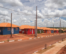 Quarenta e nove famílias de Florestópolis, município da região Norte do Paraná, concretizaram nesta sexta-feira (22) o sonho da casa própria. Elas vão morar no Residencial José Alves dos Santos, inaugurado pelo governador Carlos Massa Ratinho Junior, pelo presidente da Companhia de Habitação do Paraná (Cohapar), Jorge Lange, e o prefeito Nelson Correia Junior.  -  Florestópolis, 22/01/2019  -  Foto: José Fernando Ogura/ANPr