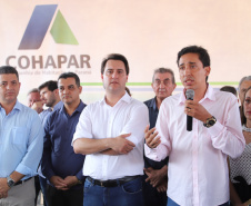 Quarenta e nove famílias de Florestópolis, município da região Norte do Paraná, concretizaram nesta sexta-feira (22) o sonho da casa própria. Elas vão morar no Residencial José Alves dos Santos, inaugurado pelo governador Carlos Massa Ratinho Junior, pelo presidente da Companhia de Habitação do Paraná (Cohapar), Jorge Lange, e o prefeito Nelson Correia Junior.  -  Florestópolis, 22/01/2019  -  Foto: José Fernando Ogura/ANPr