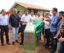 Quarenta e nove famílias de Florestópolis, município da região Norte do Paraná, concretizaram nesta sexta-feira (22) o sonho da casa própria. Elas vão morar no Residencial José Alves dos Santos, inaugurado pelo governador Carlos Massa Ratinho Junior, pelo presidente da Companhia de Habitação do Paraná (Cohapar), Jorge Lange, e o prefeito Nelson Correia Junior.  -  Florestópolis, 22/01/2019  -  Foto: José Fernando Ogura/ANPr