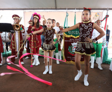 Quarenta e nove famílias de Florestópolis, município da região Norte do Paraná, concretizaram nesta sexta-feira (22) o sonho da casa própria. Elas vão morar no Residencial José Alves dos Santos, inaugurado pelo governador Carlos Massa Ratinho Junior, pelo presidente da Companhia de Habitação do Paraná (Cohapar), Jorge Lange, e o prefeito Nelson Correia Junior.  -  Florestópolis, 22/01/2019  -  Foto: José Fernando Ogura/ANPr