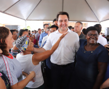 Quarenta e nove famílias de Florestópolis, município da região Norte do Paraná, concretizaram nesta sexta-feira (22) o sonho da casa própria. Elas vão morar no Residencial José Alves dos Santos, inaugurado pelo governador Carlos Massa Ratinho Junior, pelo presidente da Companhia de Habitação do Paraná (Cohapar), Jorge Lange, e o prefeito Nelson Correia Junior.  -  Florestópolis, 22/01/2019  -  Foto: José Fernando Ogura/ANPr