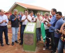Quarenta e nove famílias de Florestópolis, município da região Norte do Paraná, concretizaram nesta sexta-feira (22) o sonho da casa própria. Elas vão morar no Residencial José Alves dos Santos, inaugurado pelo governador Carlos Massa Ratinho Junior, pelo presidente da Companhia de Habitação do Paraná (Cohapar), Jorge Lange, e o prefeito Nelson Correia Junior.  -  Florestópolis, 22/01/2019  -  Foto: José Fernando Ogura/ANPr