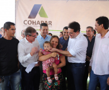 Quarenta e nove famílias de Florestópolis, município da região Norte do Paraná, concretizaram nesta sexta-feira (22) o sonho da casa própria. Elas vão morar no Residencial José Alves dos Santos, inaugurado pelo governador Carlos Massa Ratinho Junior, pelo presidente da Companhia de Habitação do Paraná (Cohapar), Jorge Lange, e o prefeito Nelson Correia Junior.  -  Florestópolis, 22/01/2019  -  Foto: José Fernando Ogura/ANPr