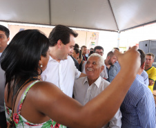 Quarenta e nove famílias de Florestópolis, município da região Norte do Paraná, concretizaram nesta sexta-feira (22) o sonho da casa própria. Elas vão morar no Residencial José Alves dos Santos, inaugurado pelo governador Carlos Massa Ratinho Junior, pelo presidente da Companhia de Habitação do Paraná (Cohapar), Jorge Lange, e o prefeito Nelson Correia Junior.  -  Florestópolis, 22/01/2019  -  Foto: José Fernando Ogura/ANPr