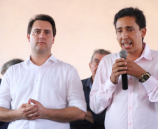 Quarenta e nove famílias de Florestópolis, município da região Norte do Paraná, concretizaram nesta sexta-feira (22) o sonho da casa própria. Elas vão morar no Residencial José Alves dos Santos, inaugurado pelo governador Carlos Massa Ratinho Junior, pelo presidente da Companhia de Habitação do Paraná (Cohapar), Jorge Lange, e o prefeito Nelson Correia Junior.  -  Florestópolis, 22/01/2019  -  Foto: José Fernando Ogura/ANPr