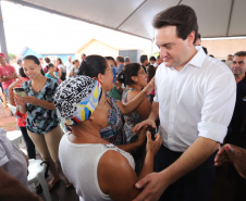 Quarenta e nove famílias de Florestópolis, município da região Norte do Paraná, concretizaram nesta sexta-feira (22) o sonho da casa própria. Elas vão morar no Residencial José Alves dos Santos, inaugurado pelo governador Carlos Massa Ratinho Junior, pelo presidente da Companhia de Habitação do Paraná (Cohapar), Jorge Lange, e o prefeito Nelson Correia Junior.  -  Florestópolis, 22/01/2019  -  Foto: José Fernando Ogura/ANPr