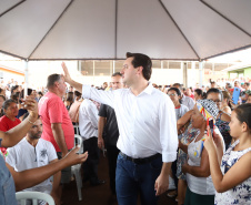 Quarenta e nove famílias de Florestópolis, município da região Norte do Paraná, concretizaram nesta sexta-feira (22) o sonho da casa própria. Elas vão morar no Residencial José Alves dos Santos, inaugurado pelo governador Carlos Massa Ratinho Junior, pelo presidente da Companhia de Habitação do Paraná (Cohapar), Jorge Lange, e o prefeito Nelson Correia Junior.  -  Florestópolis, 22/01/2019  -  Foto: José Fernando Ogura/ANPr