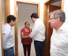Quarenta e nove famílias de Florestópolis, município da região Norte do Paraná, concretizaram nesta sexta-feira (22) o sonho da casa própria. Elas vão morar no Residencial José Alves dos Santos, inaugurado pelo governador Carlos Massa Ratinho Junior, pelo presidente da Companhia de Habitação do Paraná (Cohapar), Jorge Lange, e o prefeito Nelson Correia Junior.  -  Florestópolis, 22/01/2019  -  Foto: José Fernando Ogura/ANPr