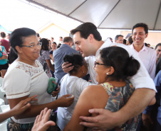 Quarenta e nove famílias de Florestópolis, município da região Norte do Paraná, concretizaram nesta sexta-feira (22) o sonho da casa própria. Elas vão morar no Residencial José Alves dos Santos, inaugurado pelo governador Carlos Massa Ratinho Junior, pelo presidente da Companhia de Habitação do Paraná (Cohapar), Jorge Lange, e o prefeito Nelson Correia Junior.  -  Florestópolis, 22/01/2019  -  Foto: José Fernando Ogura/ANPr