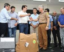 O governador Carlos Massa Ratinho Jr entregou nesta sexta(22) novas viaturas, aparelhos etolométricos e coletes balísticos às unidades da Polícia Militar que pertencem ao 2 Comando Regional - Londrina e região. Londrina,22/02/2019 -  Foto: Rodrigo Félix Leal/ANPr