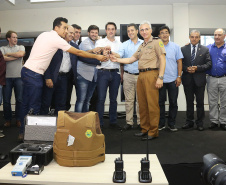 O governador Carlos Massa Ratinho Jr entregou nesta sexta(22) novas viaturas, aparelhos etolométricos e coletes balísticos às unidades da Polícia Militar que pertencem ao 2 Comando Regional - Londrina e região. Londrina,22/02/2019 Foto:Jaelson Lucas / ANPr