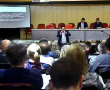 Os técnicos foram orientados ainda sobre a formação das comissões que trabalharão na revisão dos contratos em cada secretaria. “O ideal é que a comissão seja formada pelo responsável do GAS, um representante do grupo orçamentário e financeiro e um representante do gabinete da secretaria, que tenha poder de decisão”, disse Valdecir Dias, coordenador de Administração de Serviços da Secretaria da Administração. Curitiba,25/02/2019 Foto:Jaelson Lucas / ANPr