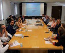 O Paraná poderá ser o estado piloto na implantação do programa Cidade Amiga do Idoso.
Uma comissão está sendo implantada na Secretaria da Justiça, Família e Trabalho (Sejuf) para que o Paraná seja referência na política de atenção às pessoas idosas, criando condições necessárias para promover, nos municípios, alterações físicas e sociais para promover mais qualidade de vida aos idosos. Foto: Divulgação/SEJUF